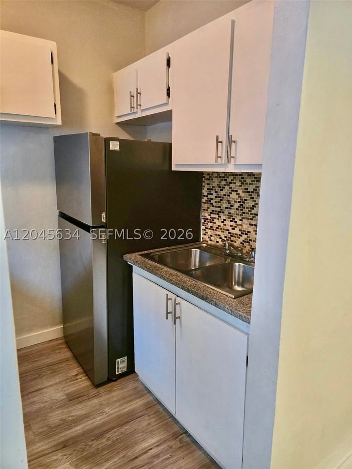 215 30th St #22 - Photo 6 of 26