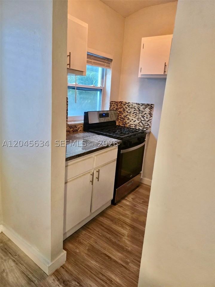 215 30th St #22 - Photo 7 of 26
