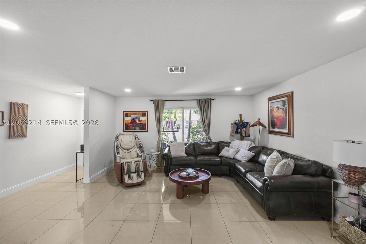 3701 Nw 114th Ave - Photo 3 of 32