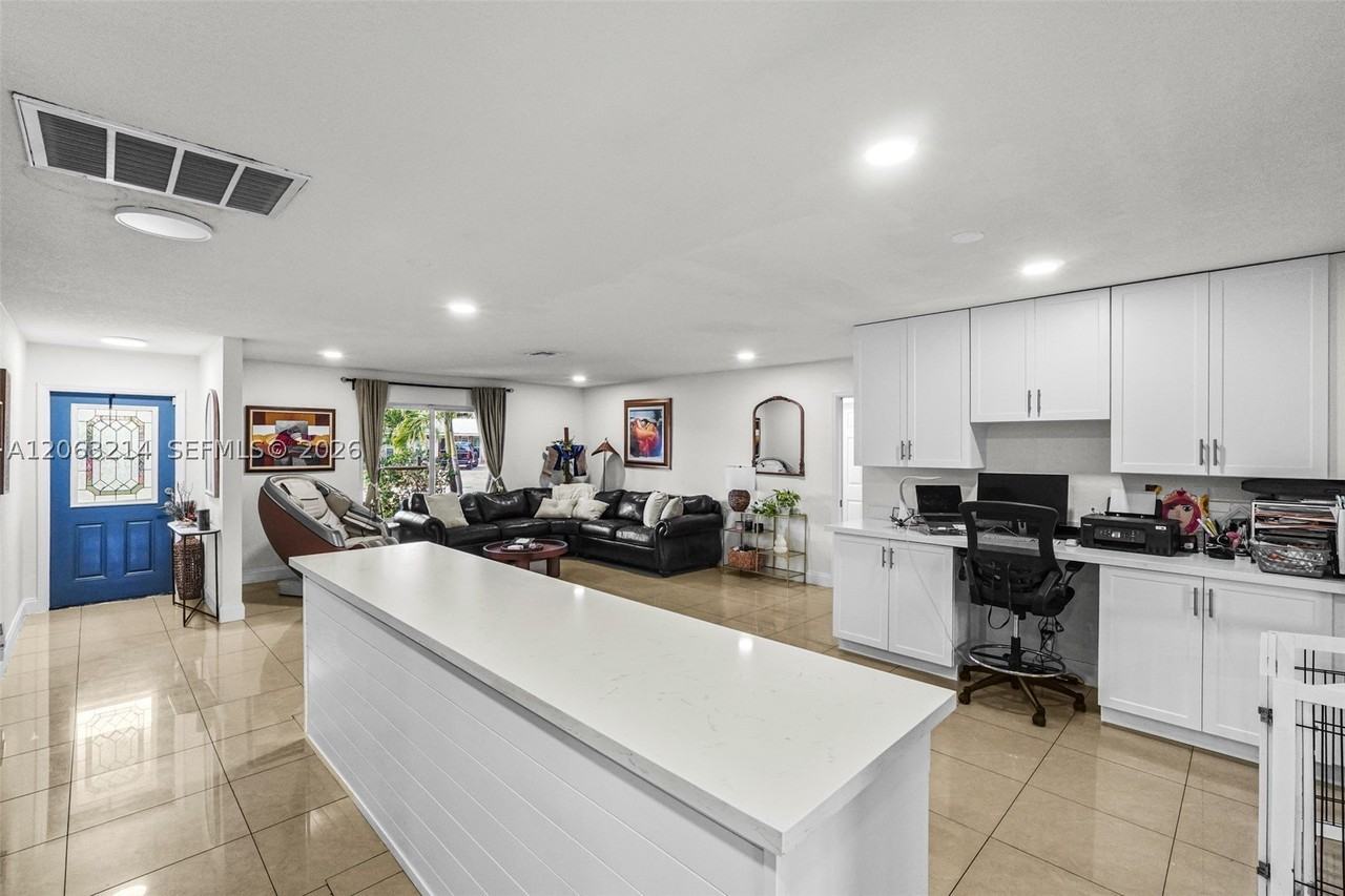 3701 Nw 114th Ave - Photo 4 of 32