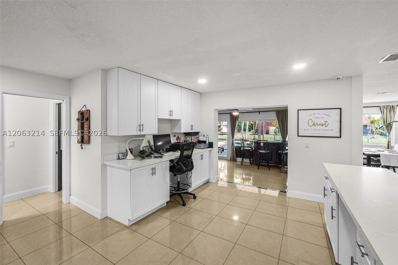 3701 Nw 114th Ave - Photo 5 of 32