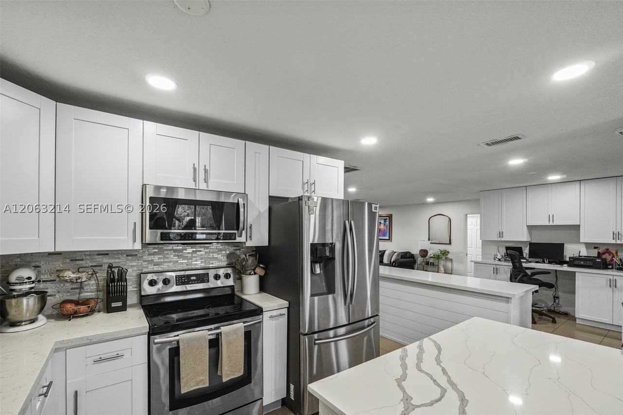 3701 Nw 114th Ave - Photo 6 of 32