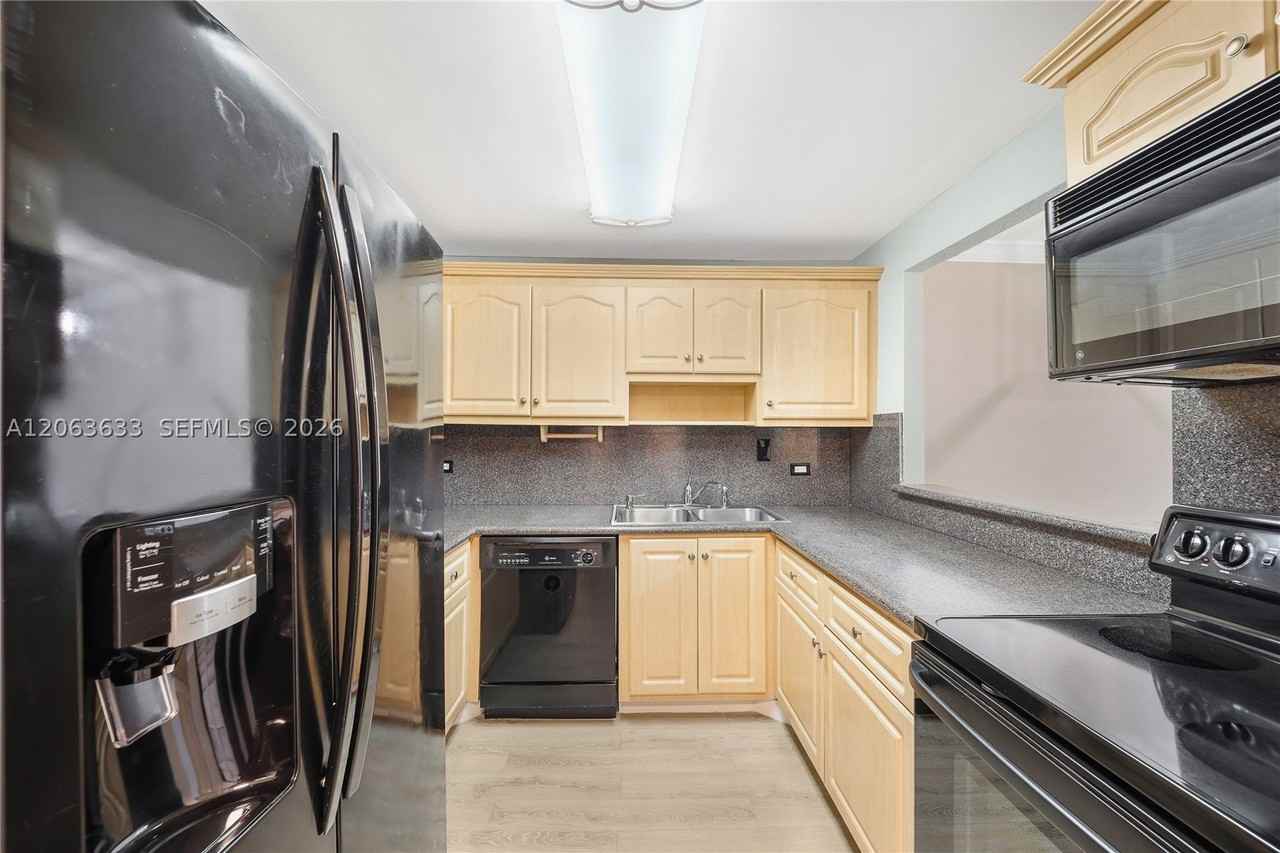 10425 Sw 112th Ave #103 - Photo 5 of 36