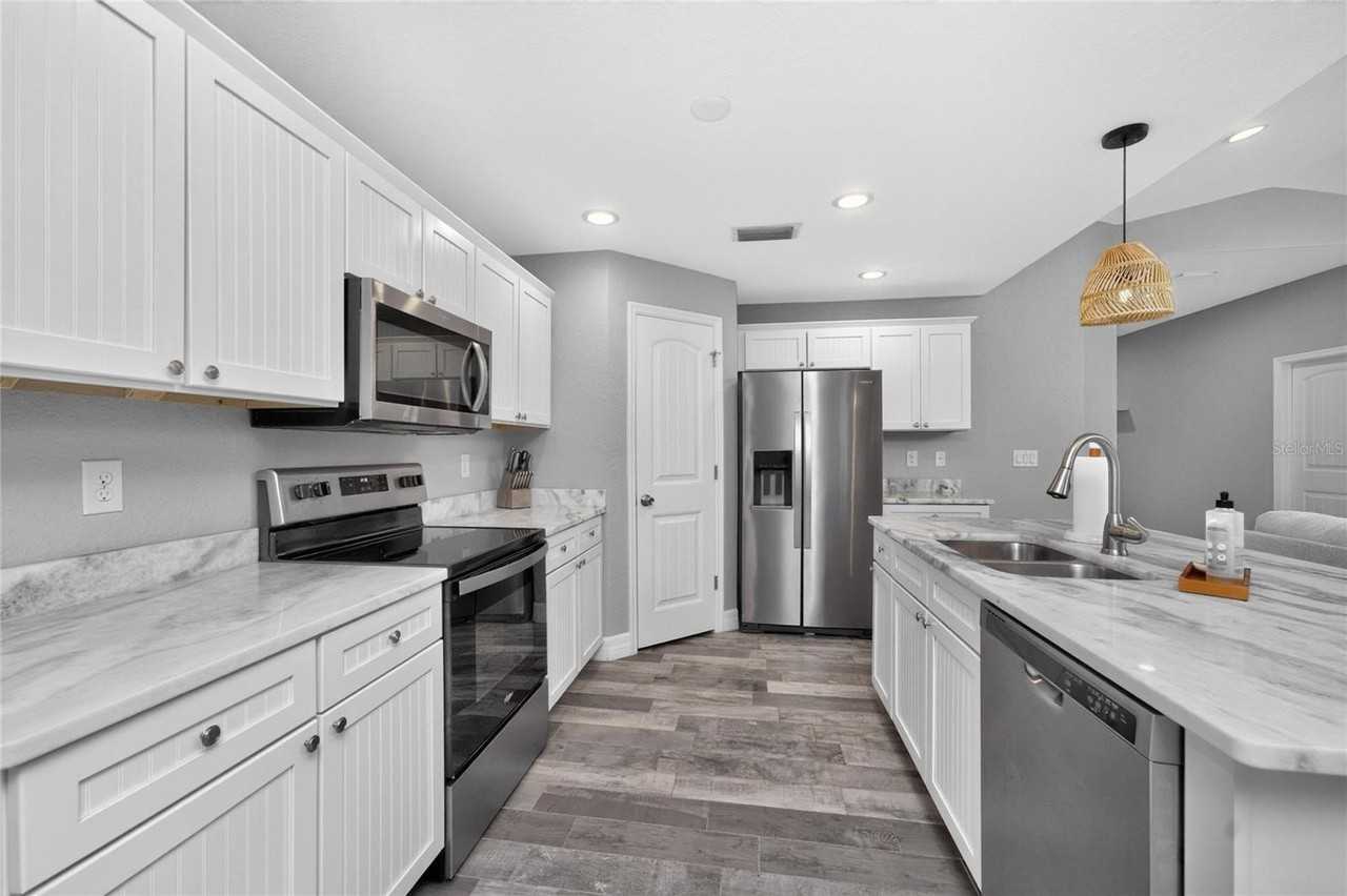 310 Albatross Rd - Photo 5 of 48