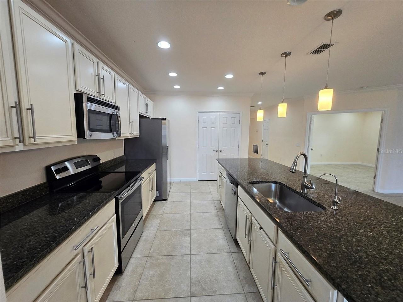 2246 Waukegan Dr - Photo 4 of 33