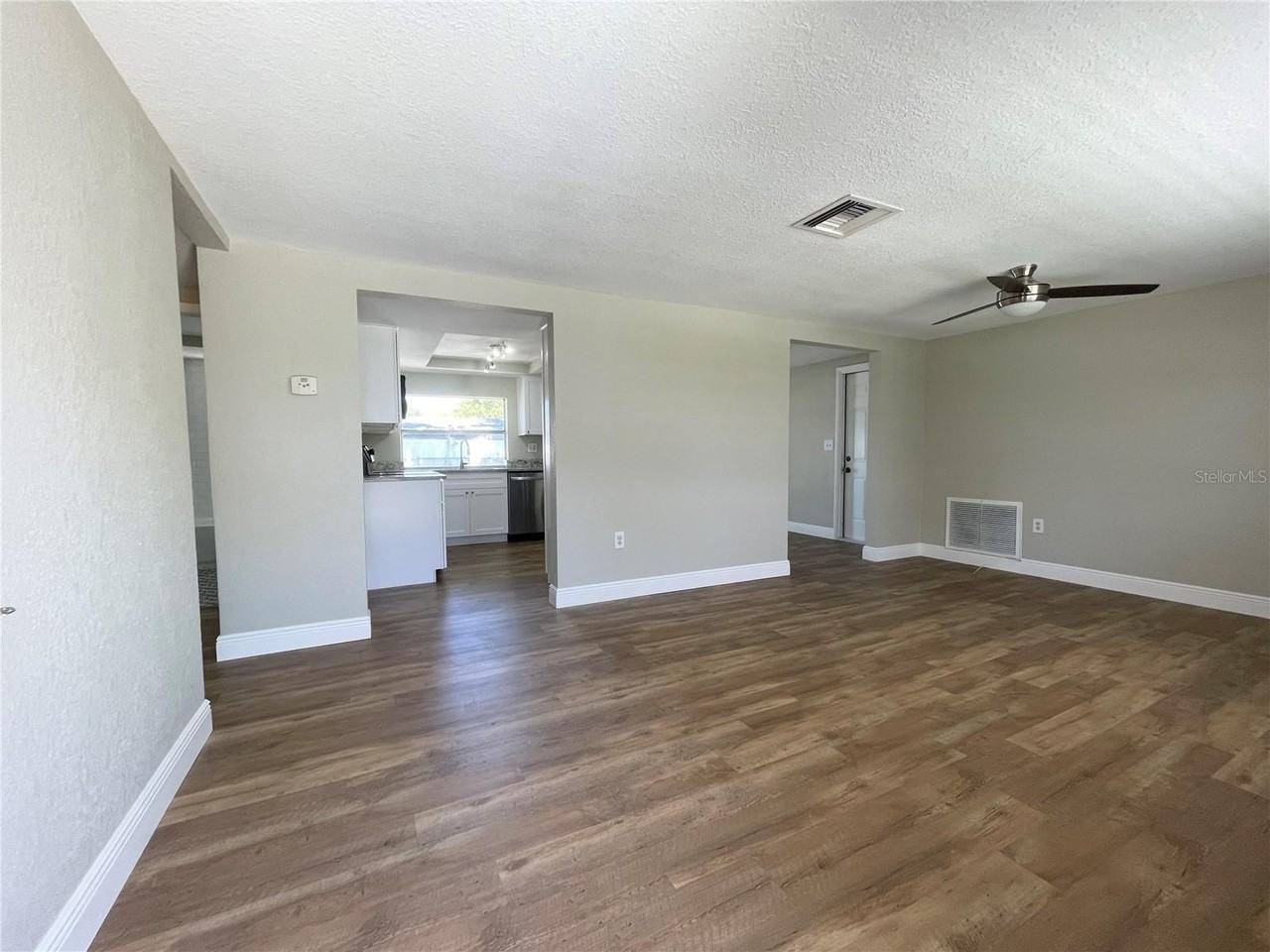 7553 Cumber Dr - Photo 3 of 31