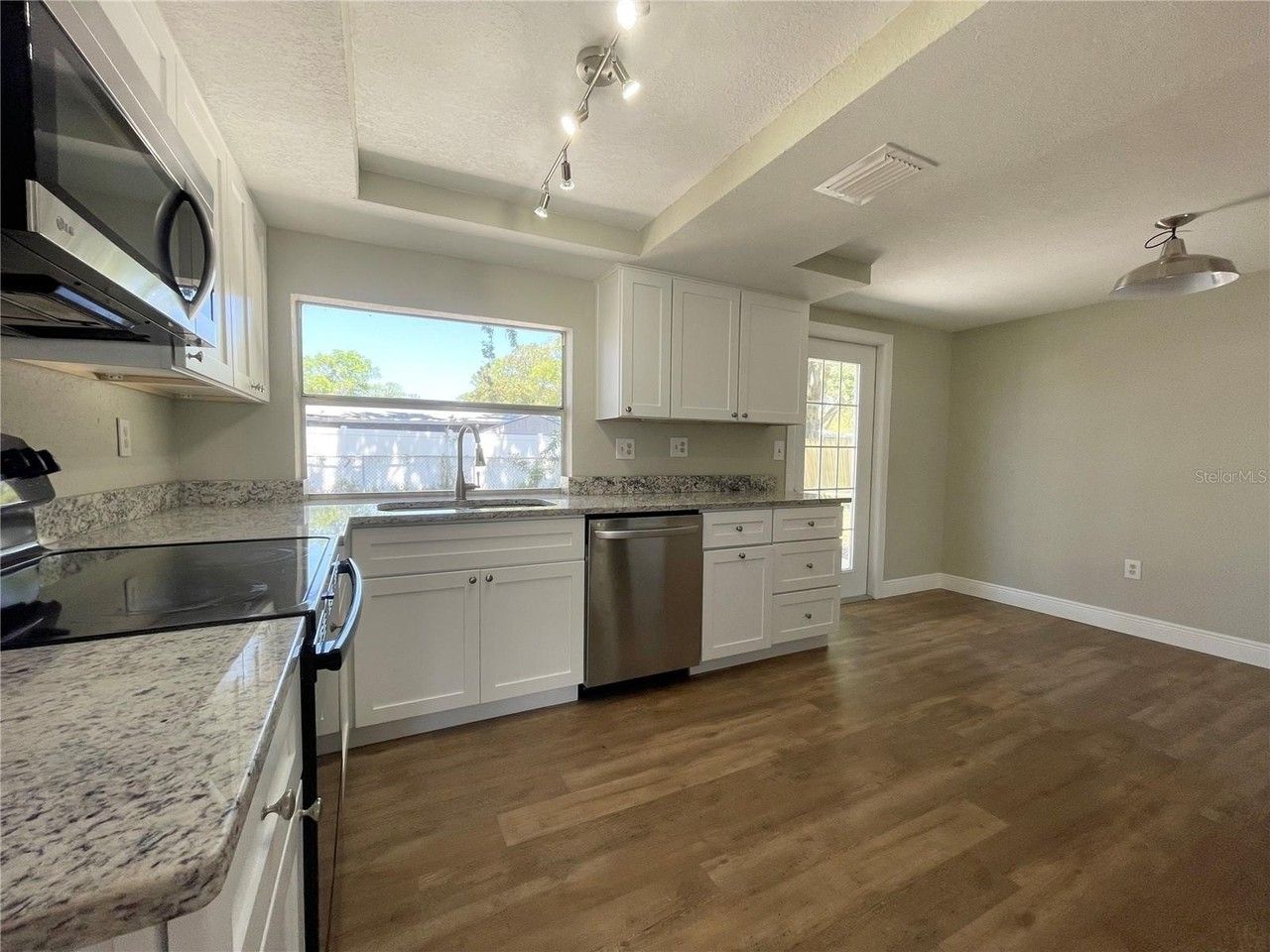 7553 Cumber Dr - Photo 5 of 31