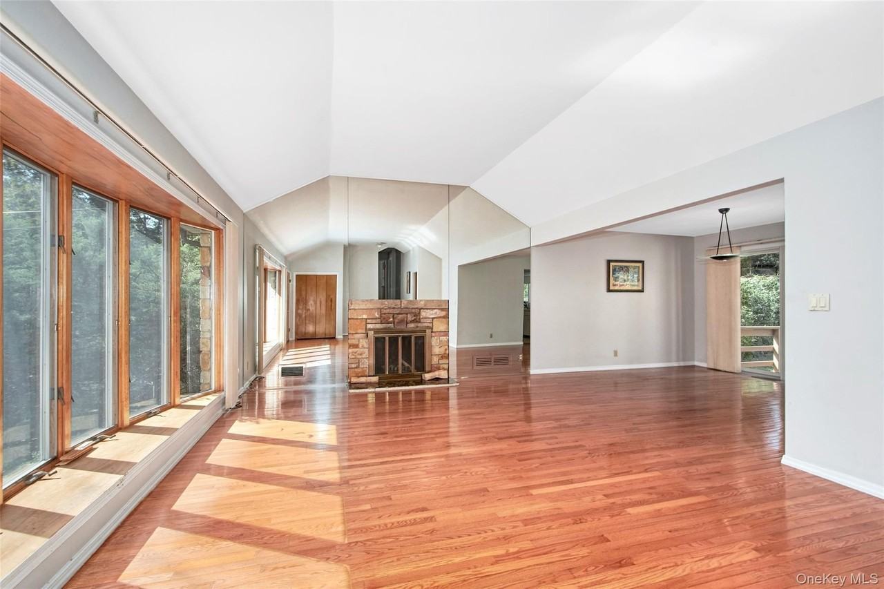 185 Pinewood Rd - Photo 3 of 17