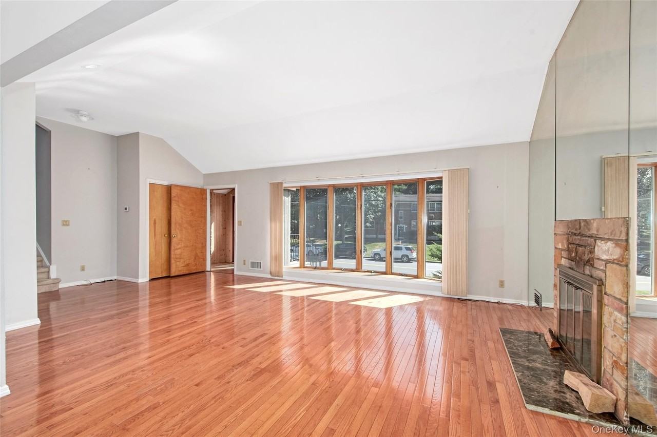 185 Pinewood Rd - Photo 5 of 17