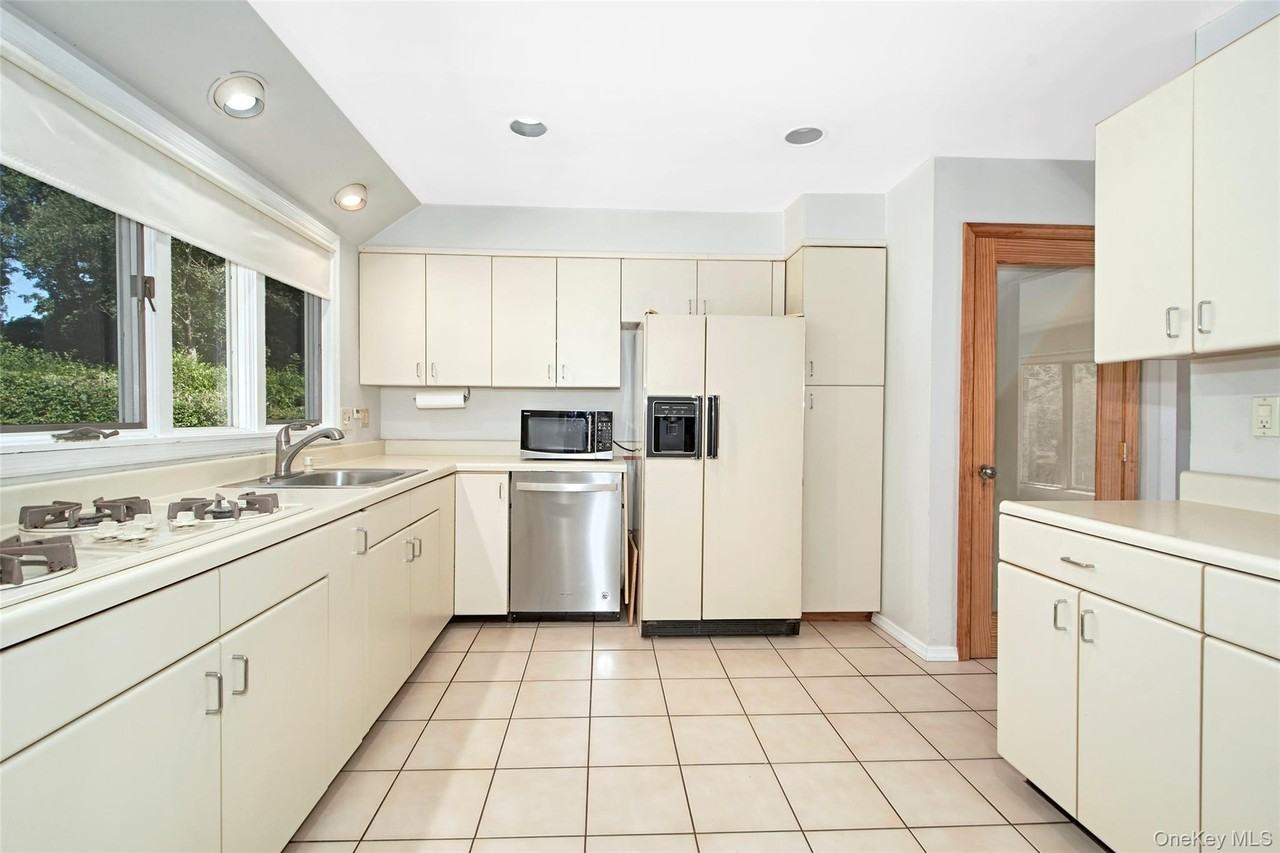 185 Pinewood Rd - Photo 7 of 17