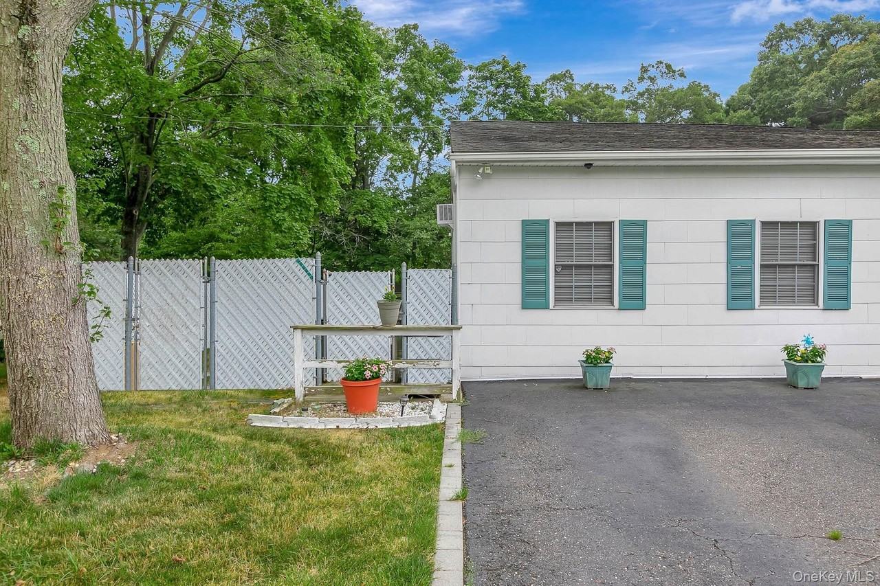 4 Brooktree Ct - Photo 3 of 19