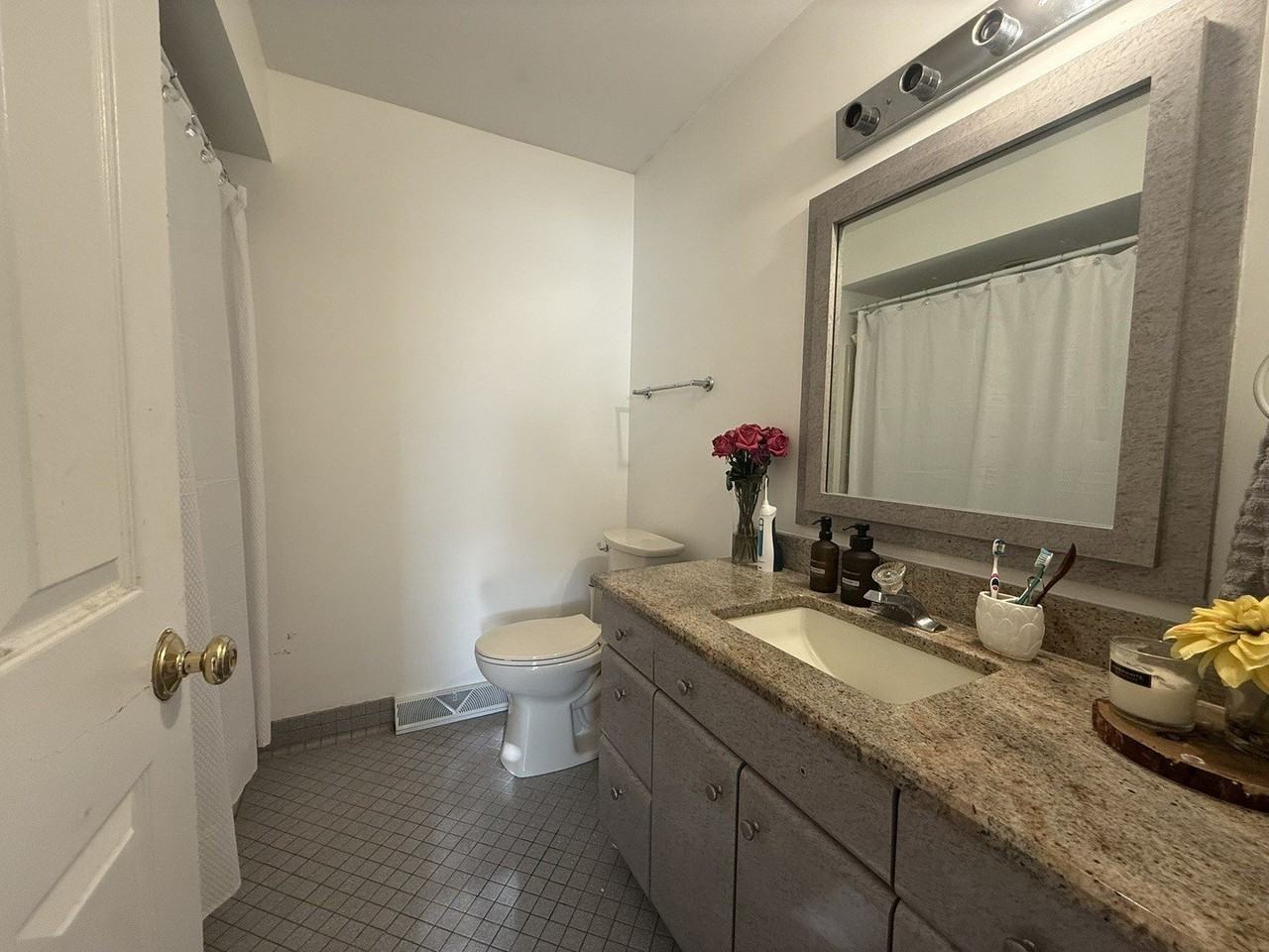 1021 Stonegate Rd - Photo 7 of 17