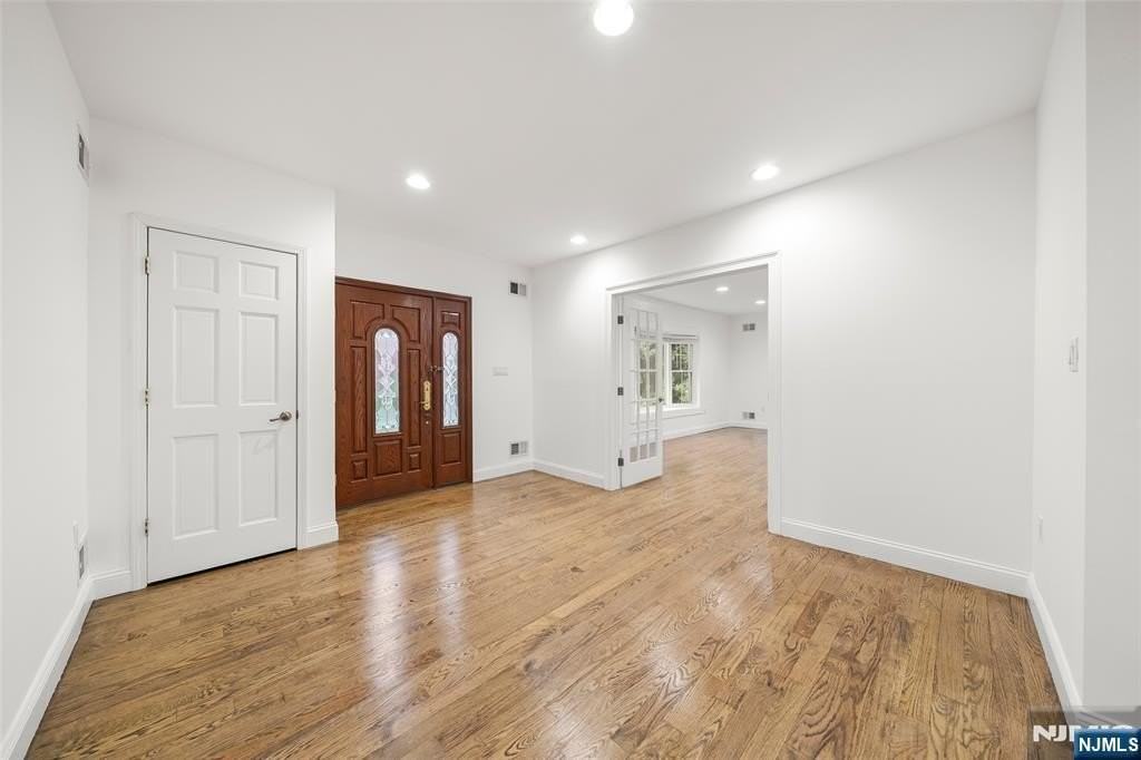 385 Livingston St - Photo 4 of 30