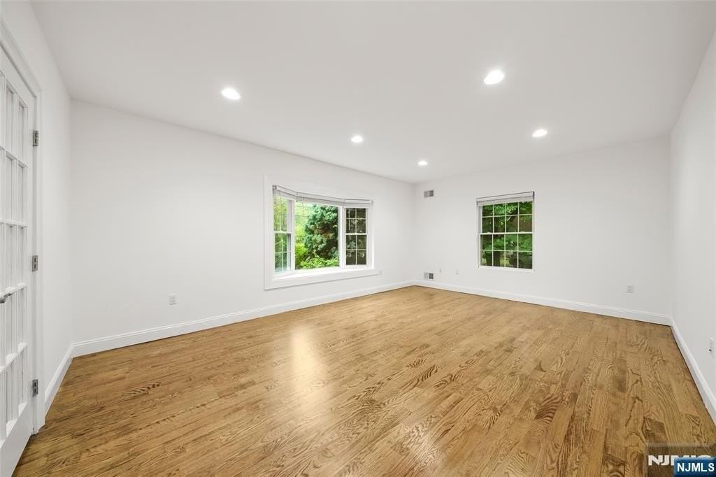 385 Livingston St - Photo 5 of 30