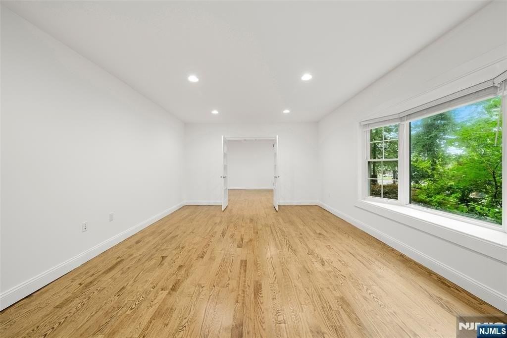 385 Livingston St - Photo 6 of 30