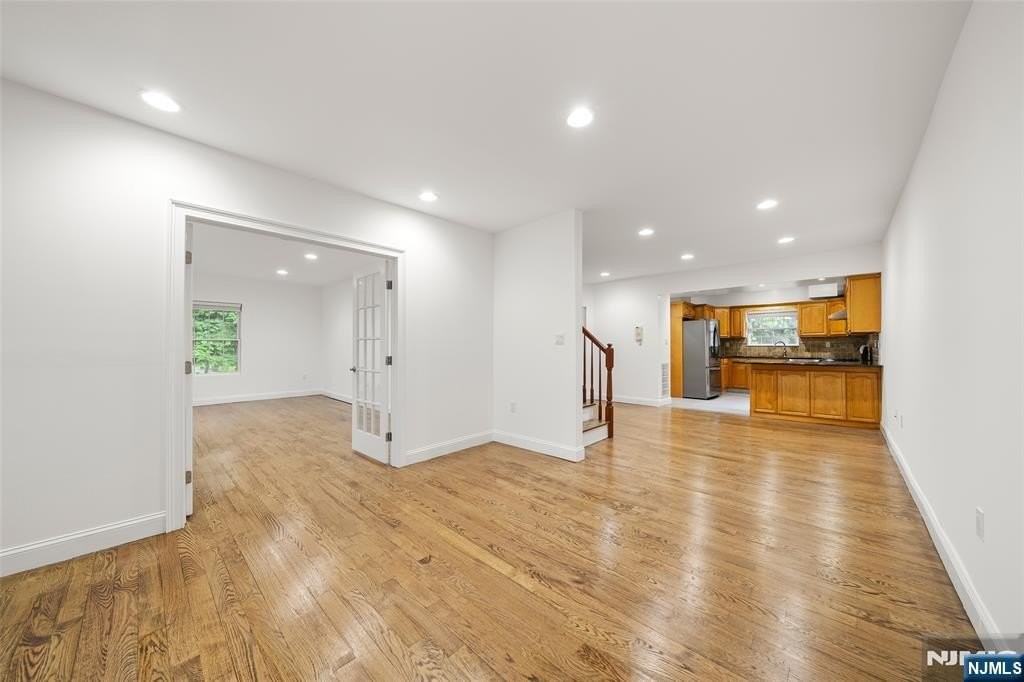 385 Livingston St - Photo 7 of 30