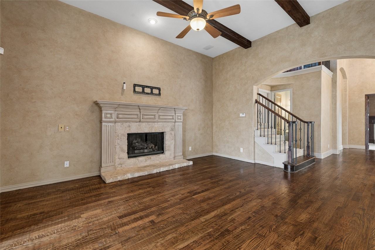7005 Kenswick Dr - Photo 3 of 39