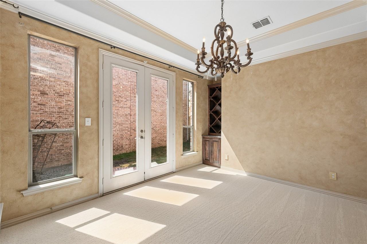 7005 Kenswick Dr - Photo 5 of 39