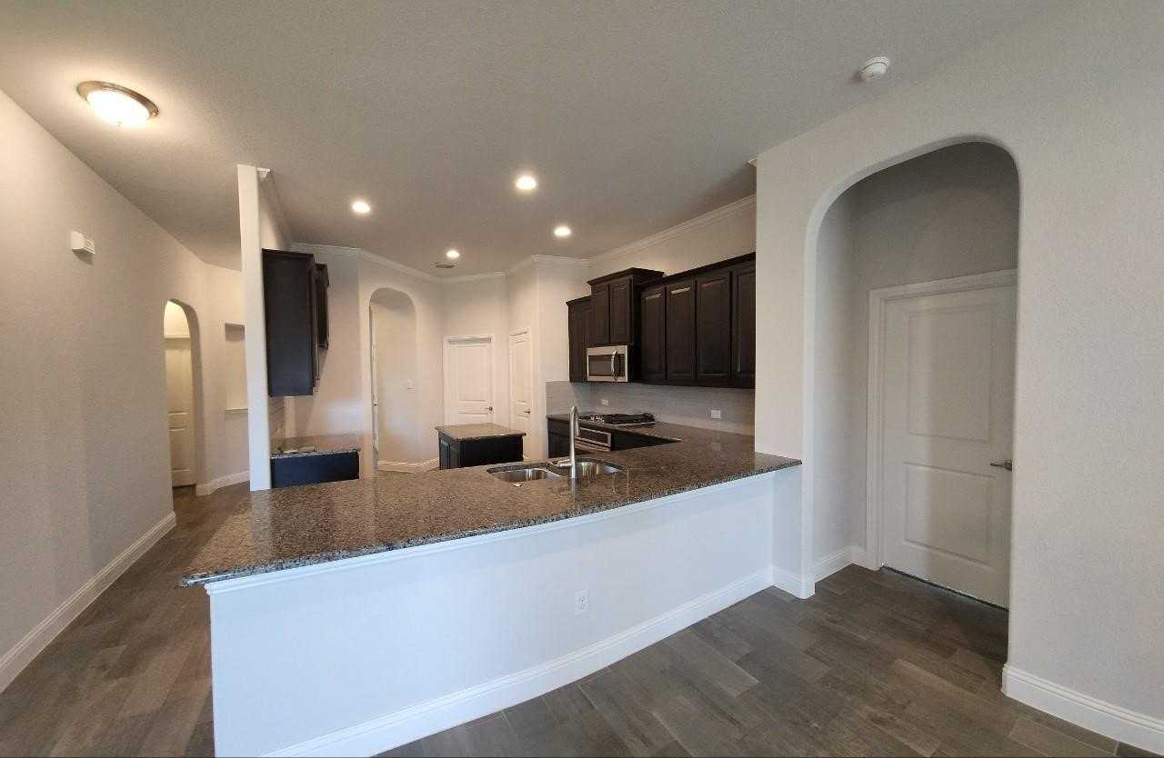 1801 Spinnaker Dr - Photo 4 of 17