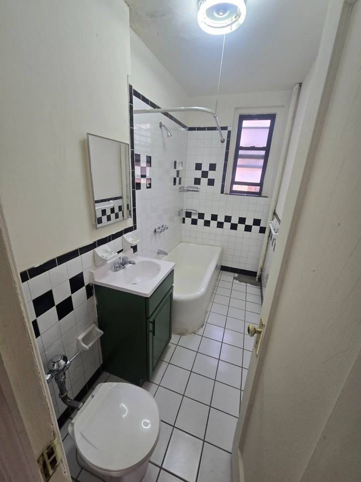 5916 Woodside Ave - Photo 3 of 5