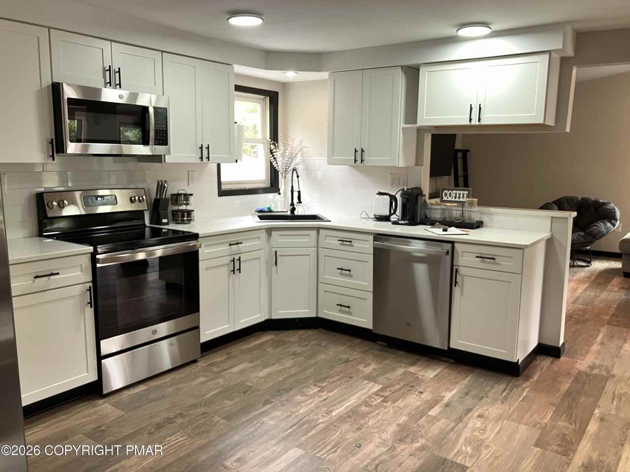 181 Winding Way - Photo 2 of 23