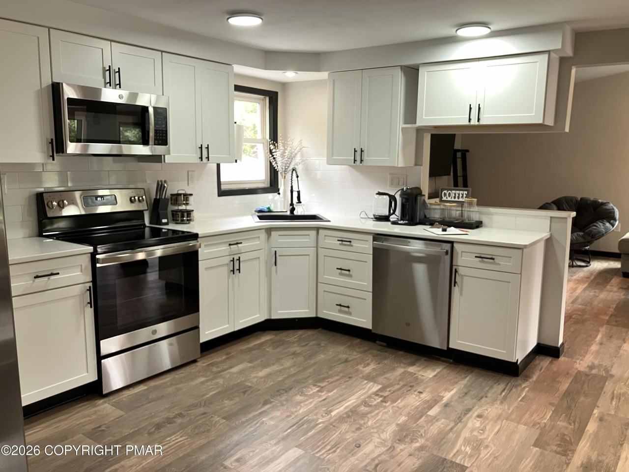 181 Winding Way - Photo 4 of 23