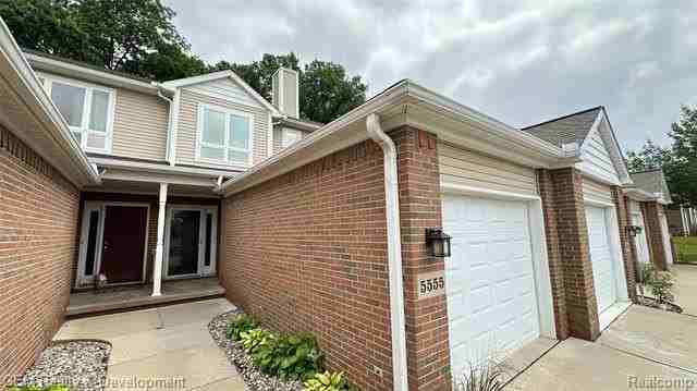 5555 Woodruff Shore Dr - Photo 2 of 45