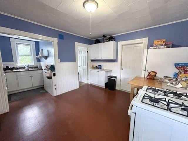 421 Laurel St - Photo 2 of 10