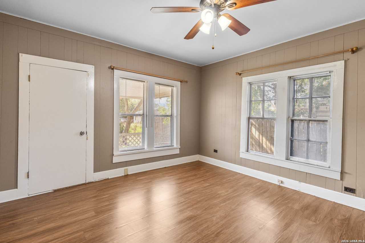 412 S 4th St - Photo 3 of 19