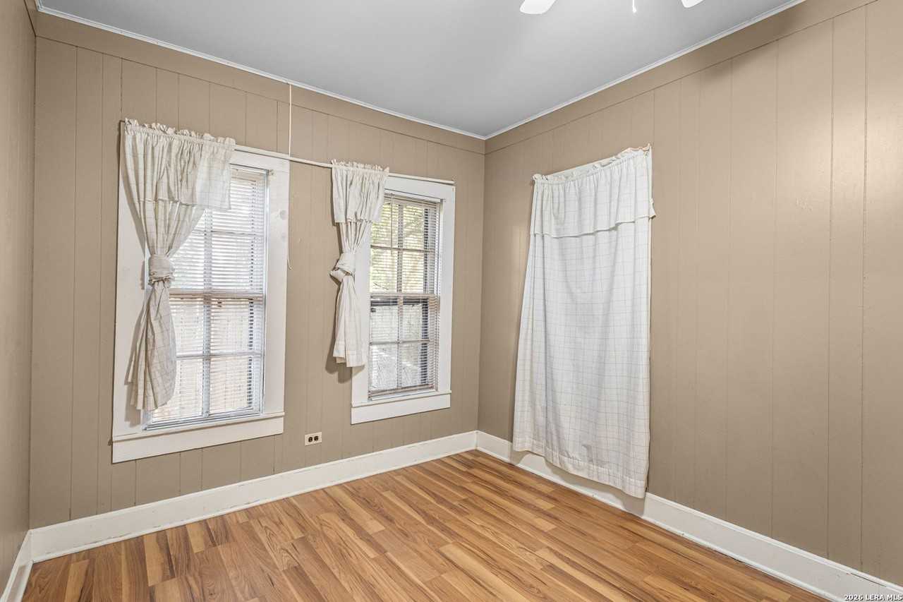 412 S 4th St - Photo 4 of 19