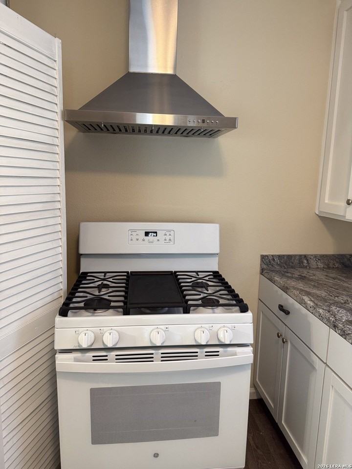 205 E Courtland Pl - Photo 3 of 9