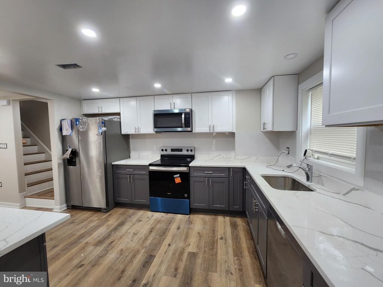 523 Wellesley St - Photo 4 of 29