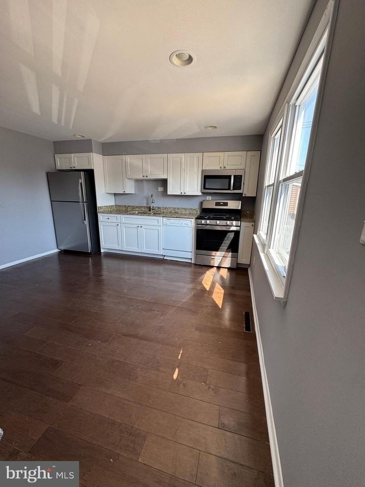 8031 Wynbrook Rd - Photo 2 of 33