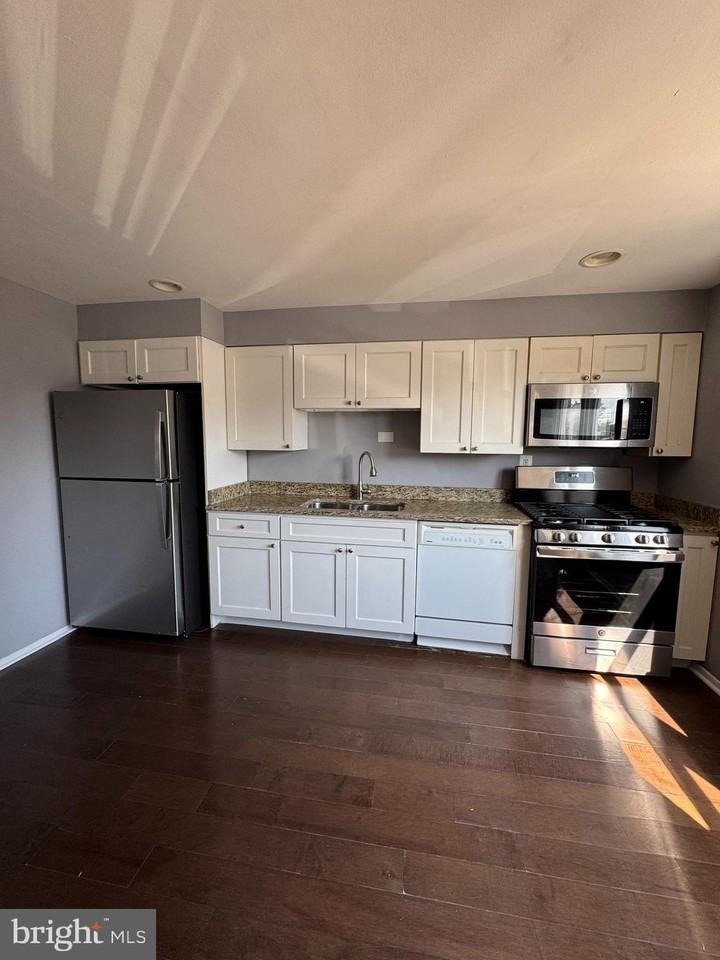 8031 Wynbrook Rd - Photo 3 of 33