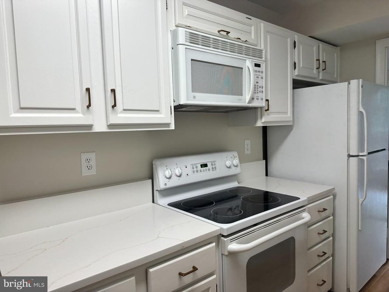 4847 Chevy Chase Dr #172 - Photo 6 of 37