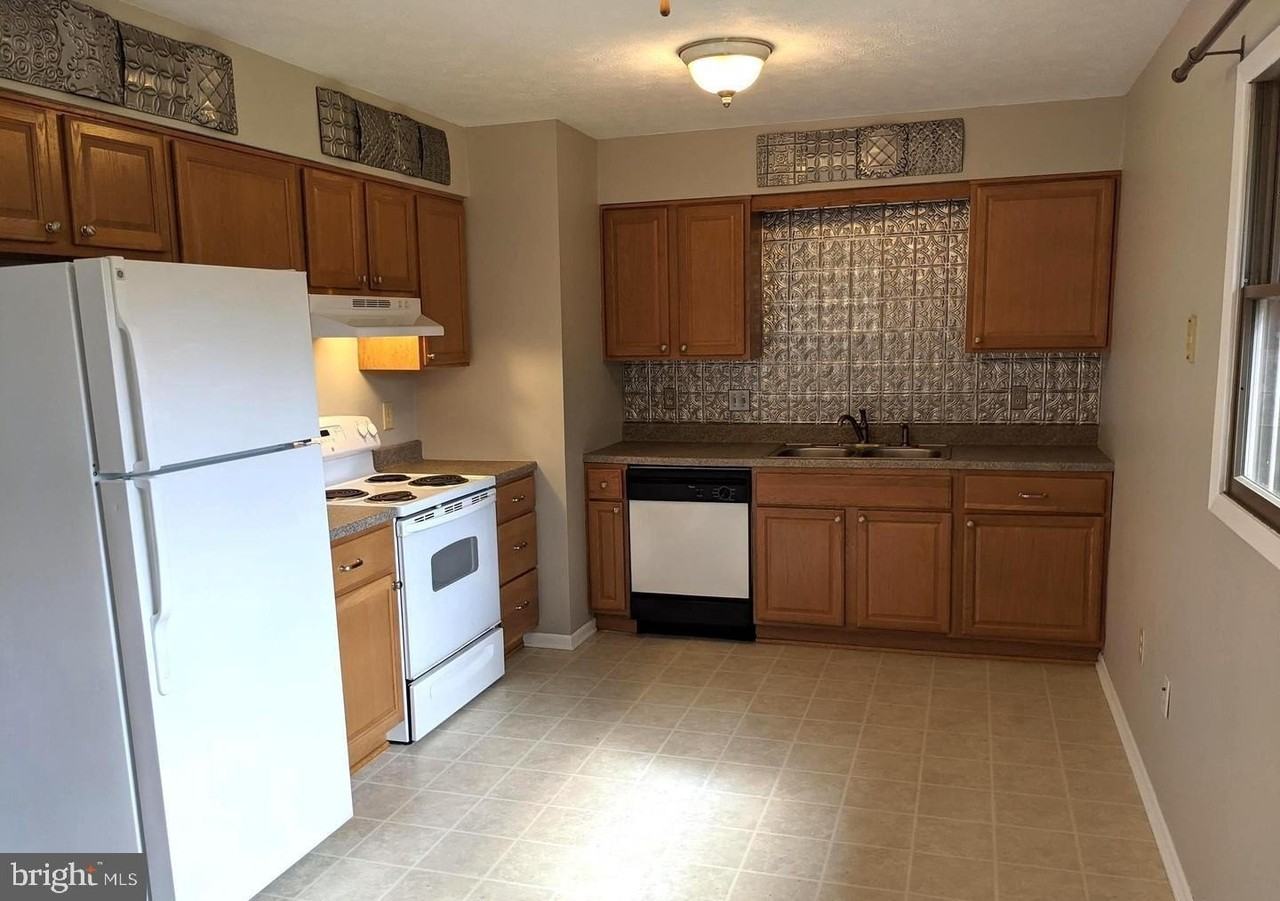 21585 America St - Photo 7 of 15