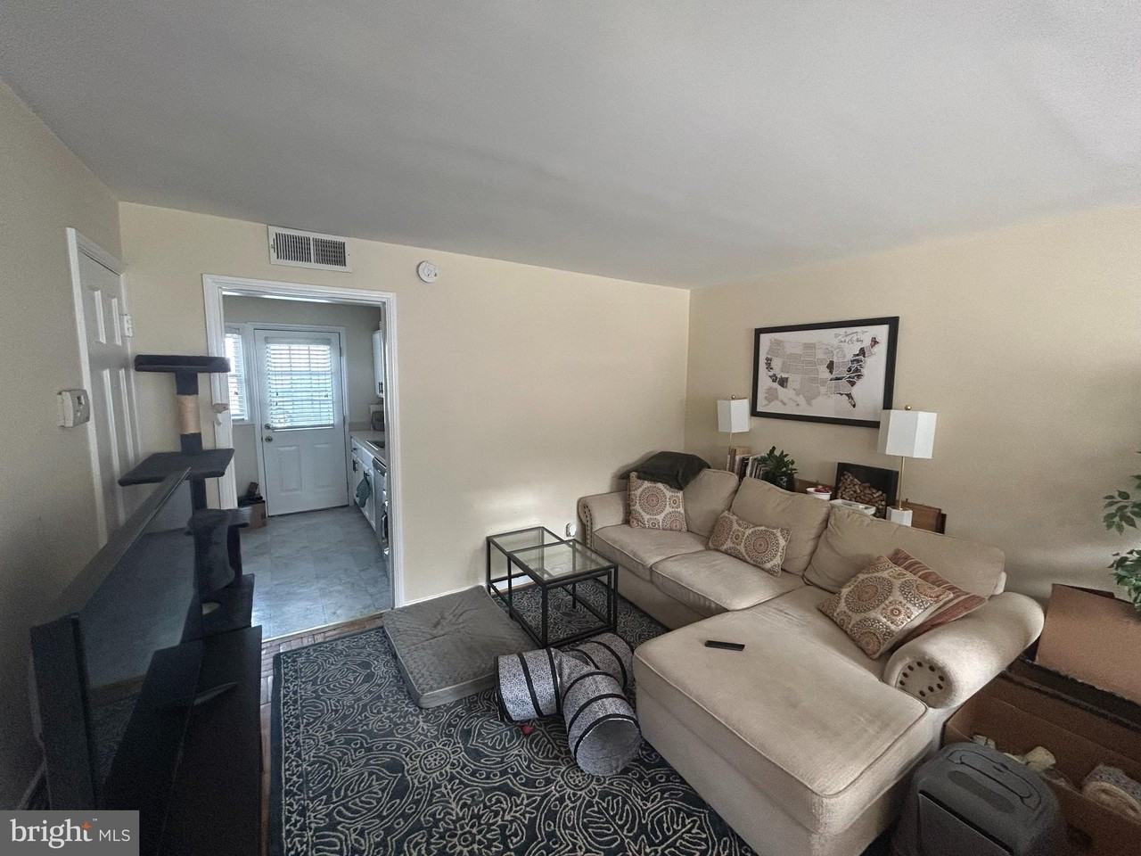 726 N Oakland St - Photo 3 of 14