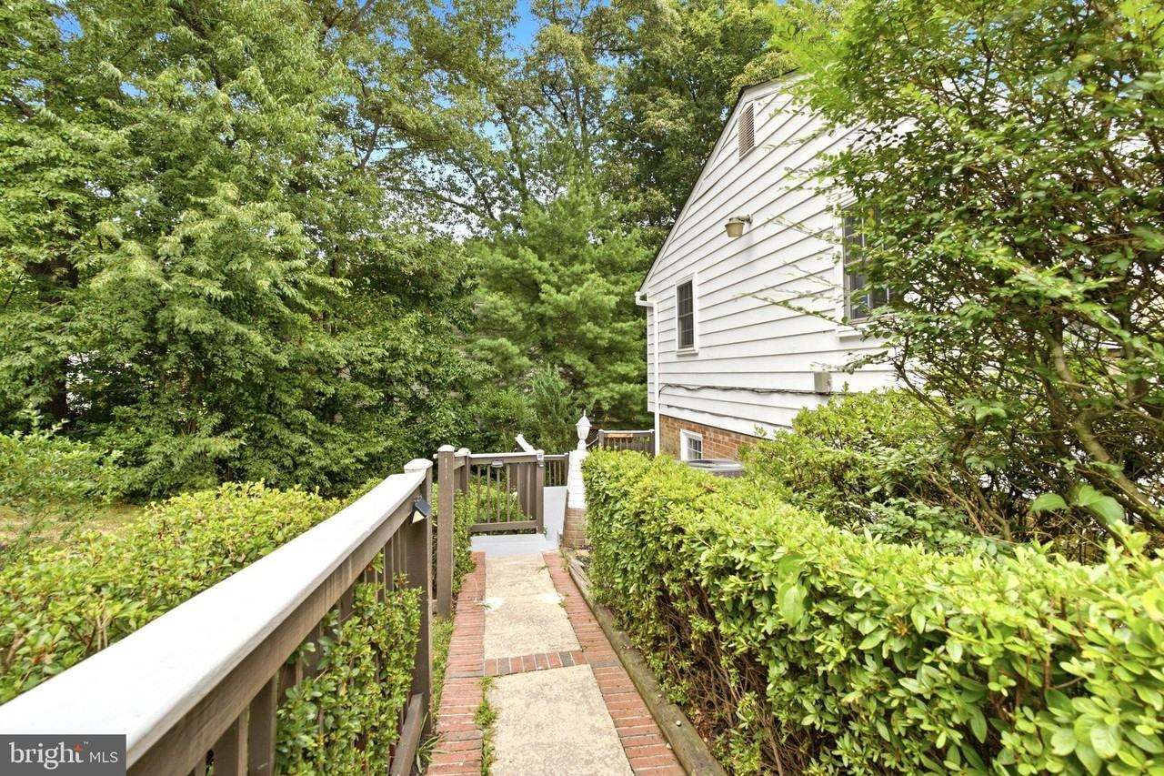 4915 Powell Rd - Photo 4 of 34