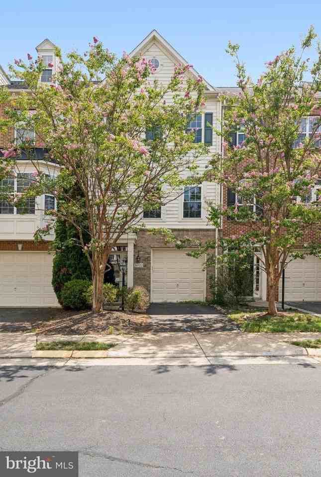 24722 Clock Tower Sq - Photo 2 of 25