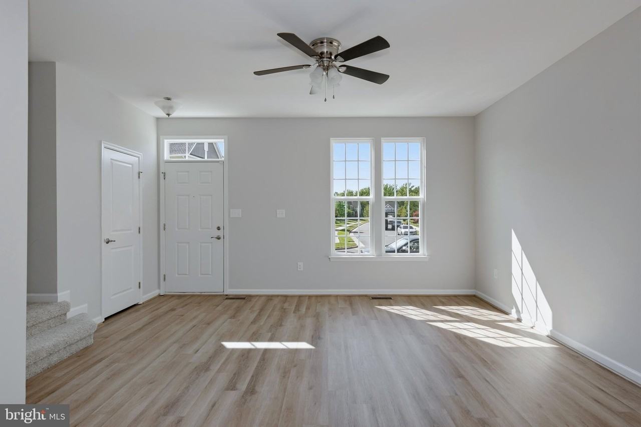 8647 Rosecrans Ln - Photo 4 of 32