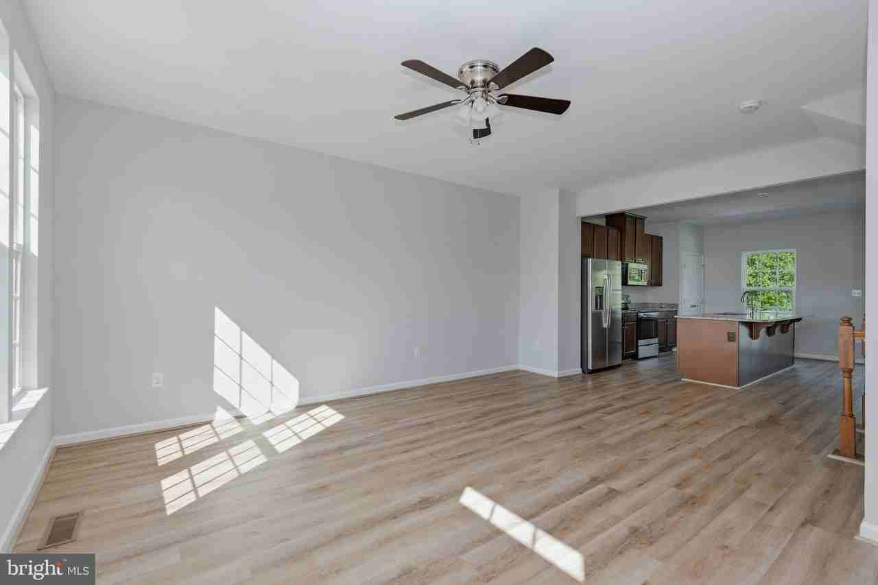 8647 Rosecrans Ln - Photo 7 of 32