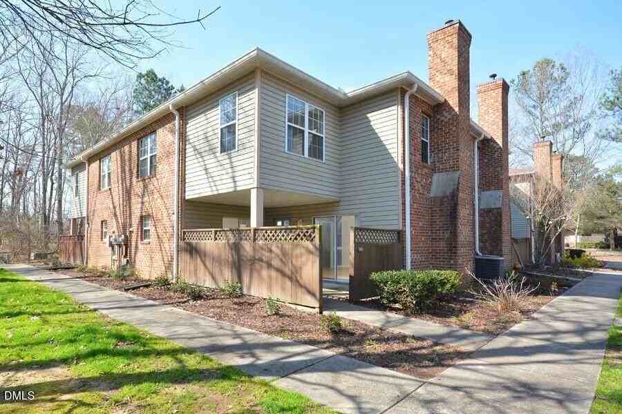 425 Summerwalk Cir