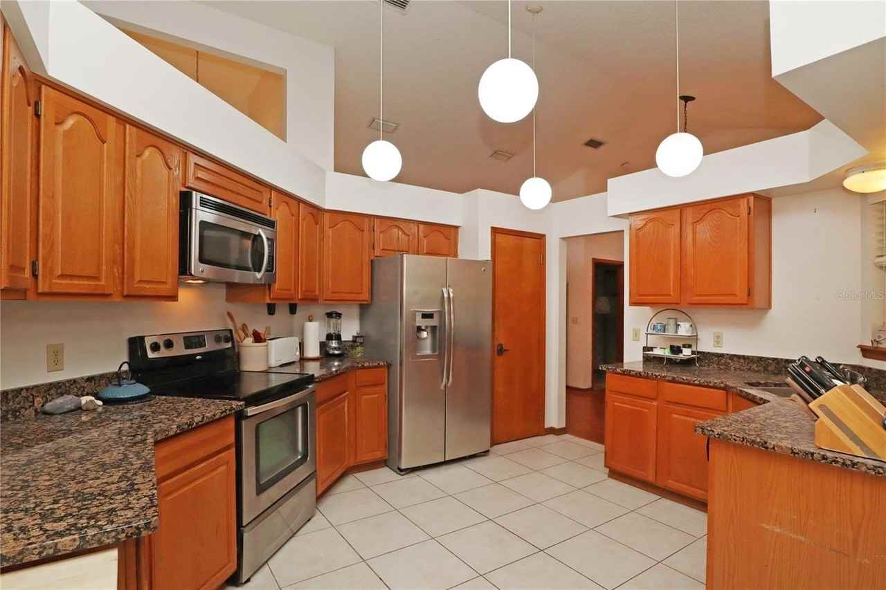 5722 Bay Side Dr - Photo 6 of 28