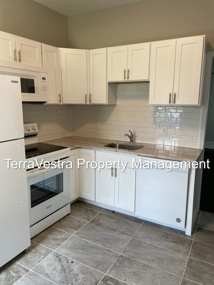 293 & 297 N Laurel Street #1 - Photo 3 of 7