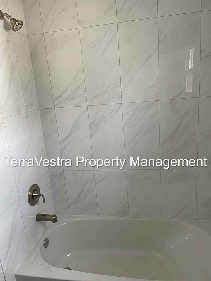 293 & 297 N Laurel Street #1 - Photo 6 of 7