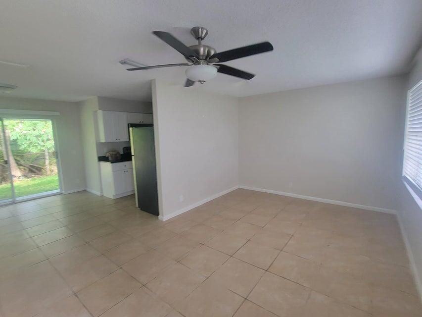 242 Se 24th Ave - Photo 4 of 11