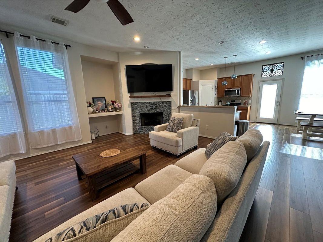 1875 Redwood Ln - Photo 2 of 4