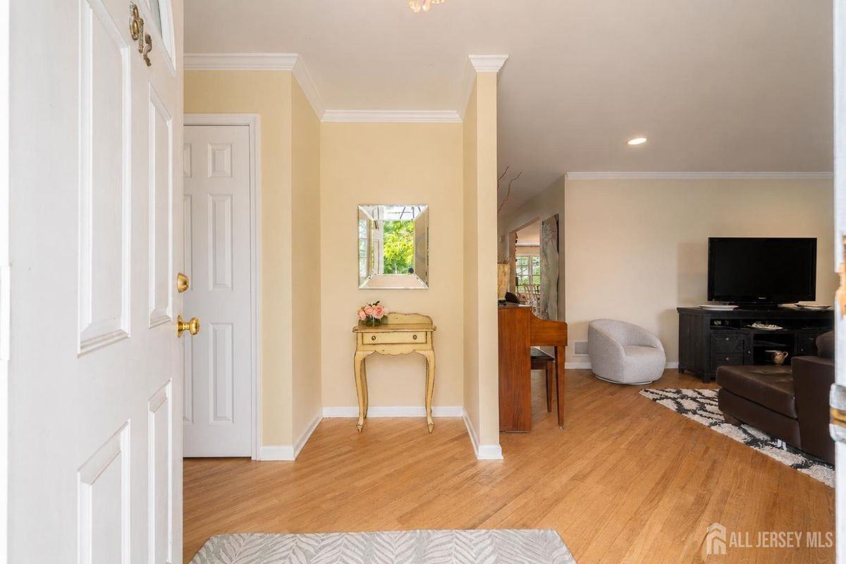 812 Columbus Ave - Photo 7 of 40