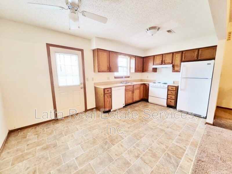 2104 Sw 8th St #B - Photo 5 of 12