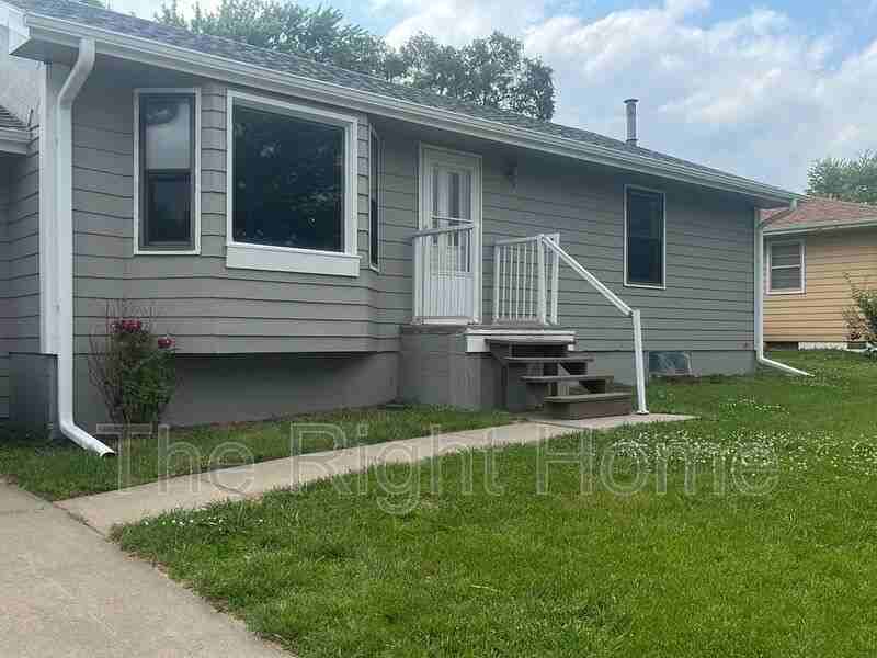 6424 N 68th St - Photo 2 of 20